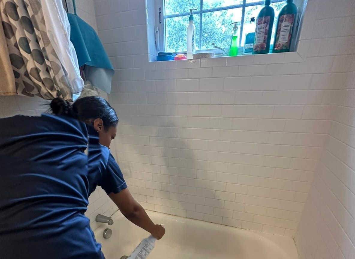 Allegry cleaner detailing a bathtub during a professional home cleaning